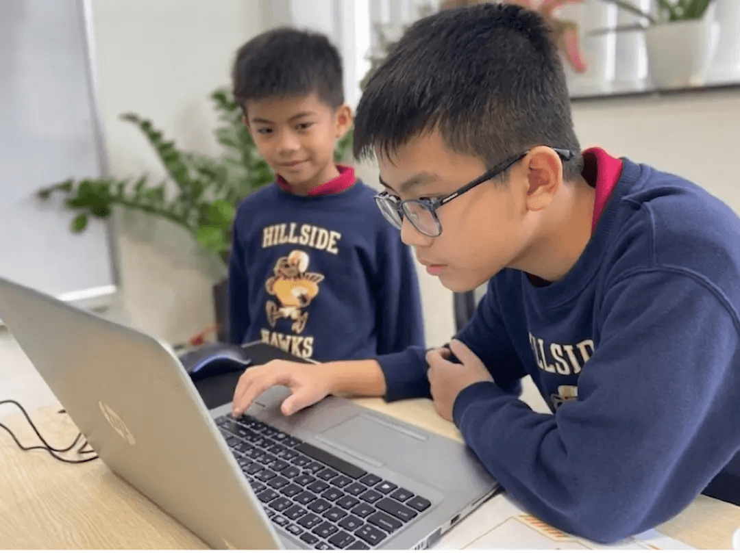 Học sinh làm việc nhóm